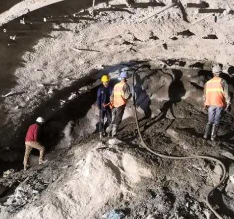 新安拱顶带模注浆料的施工流程及注意事项